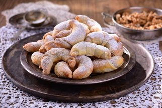 Ořechové rohlíčky, které se rozplynou v puse: Křehký moučník podle receptu prezidentské kuchařky Čiriny Ořechové rohlíčky, které se rozplynou v puse: Křehký moučník podle receptu prezidentské kuchařky Čiriny
