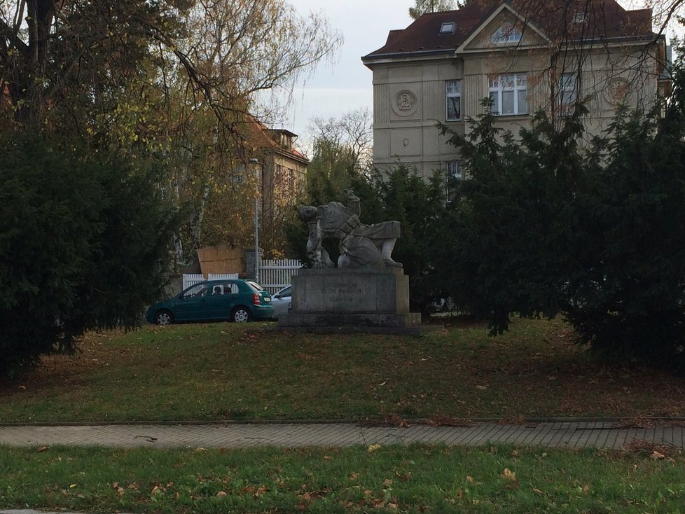 V čele Macharova náměstí na Ořechovce je situován pomník Padlým.