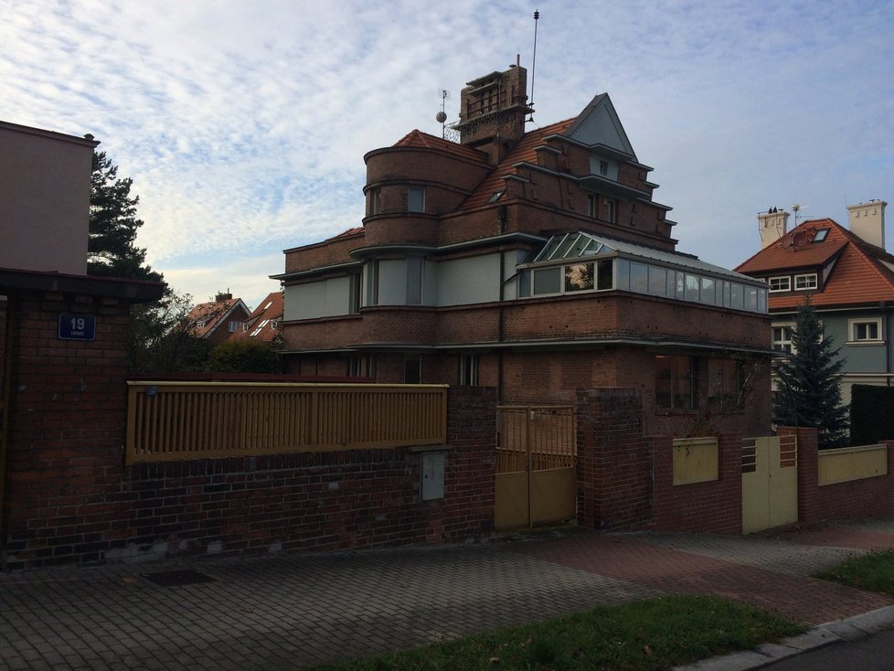 Na Macharově náměstí se vyskytuje i originální vila architekta Jaroslava Vondráka, spoluautora projektu zahradního města na Ořechovce.