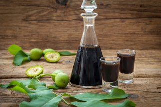 Svatojánská ořechovka: Tradiční letní lahůdka pro milovníky domácích likérů