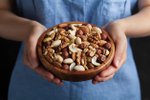 Pokud chcete prospět svému zdraví, vy hněte se ořechům obaleným v levné čokoládě, smaženým nebo soleným.