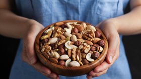Pokud chcete prospět svému zdraví, vy hněte se ořechům obaleným v levné čokoládě, smaženým nebo soleným.