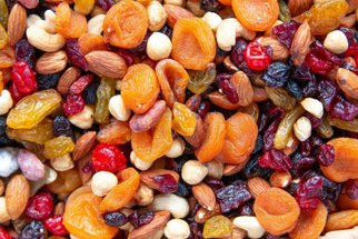 Dejte si ořechy a sušené ovoce každý den. Jak tím prospějete svému zdraví?
