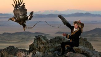 Třináctiletá dívka z Mongolska porušila tisícileté tradice, cvičí orla