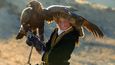 Už 2000 let přetrvává u Kazachů v západním Mongolsku tradice cvičení velkých orlů. Tentokráte ji ale porušila třináctiletá dívka jménem Ašol Pan. Předtím to totiž byla pouze výsada mužů.