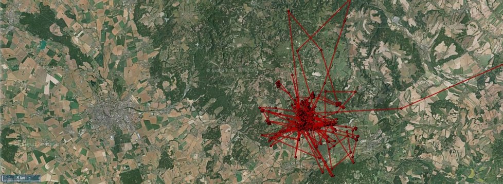 Díky vysílačce mohou ochránci přírody zaznamenávat polohu orlího mláděte a sledovat, jak se postupně osměluje a vyráží stále dál od hnízda.