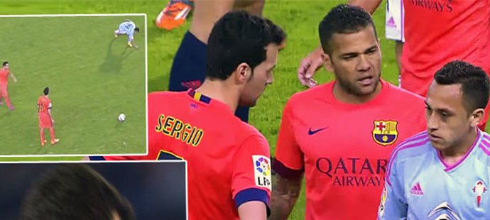 Záložník Celty Vigo Fabian Orellana hodil po hráči Barcelony Sergio Busquetsovi kus trávy a byl vyloučen