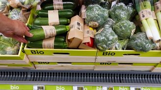 Němci už šetří i na biopotravinách. Citlivost ke zvířatům jde stranou