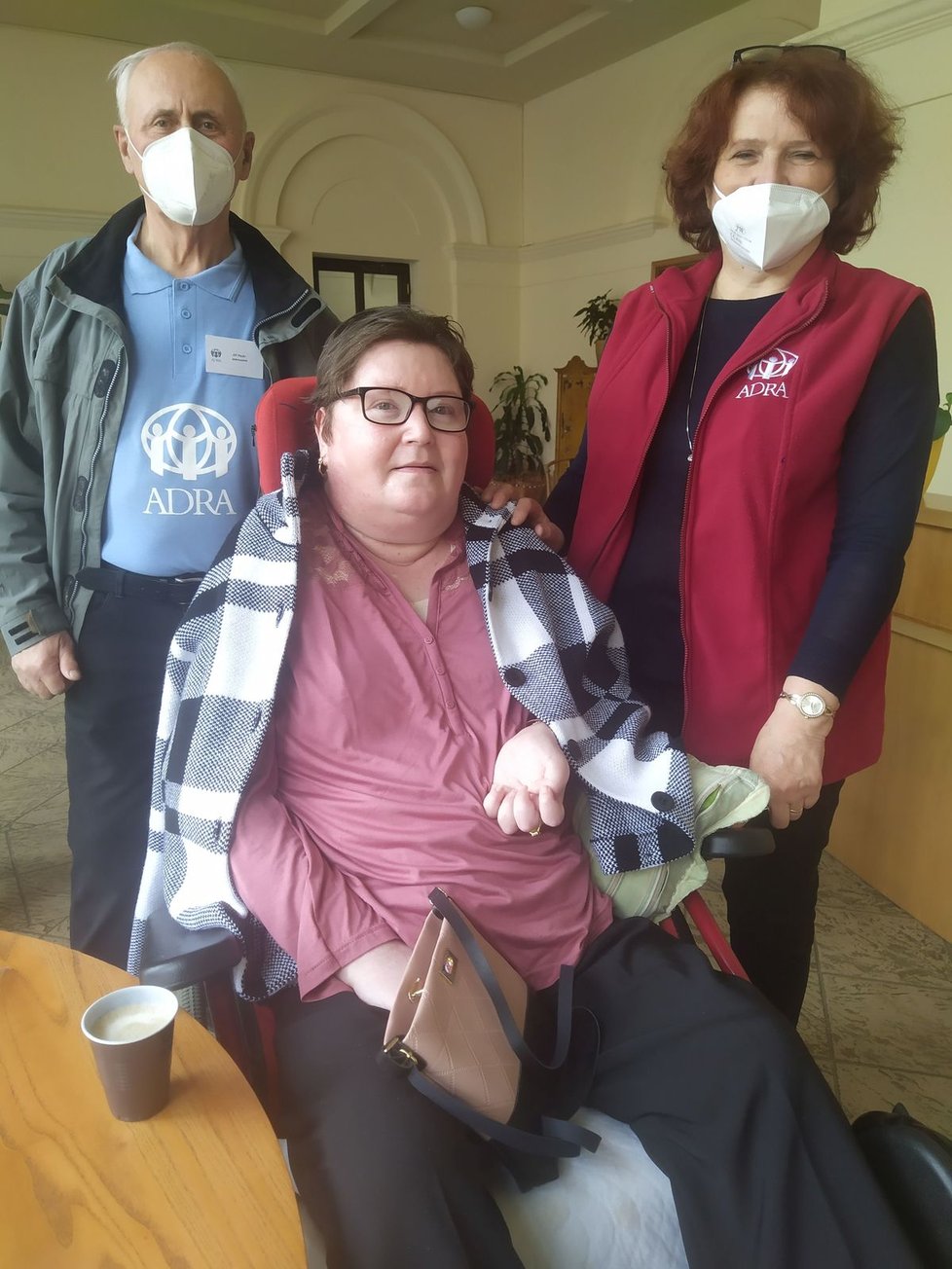 Jana a Jiří Pechrovi, dobrovolníci organizace ADRA, navštěvují Renatu s roztroušenou sklerózou v Habrovanech už čtvrtým rokem.