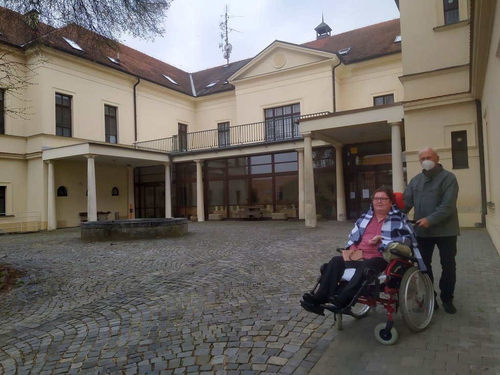 Renata žije v Domově pro osoby se zdravotním postižením na habrovanském zámku už pátým rokem. Vzhledem k roztroušené skleróze je odkázaná na pomoc jiných.