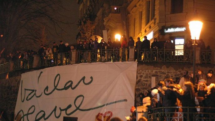 Organizátoři pietní akce rozvinuli velké plátno, na němž byl podpis Václava Havla. Organizátoři pietní akce rozvinuli velké plátno, na němž byl podpis Václava Havla.