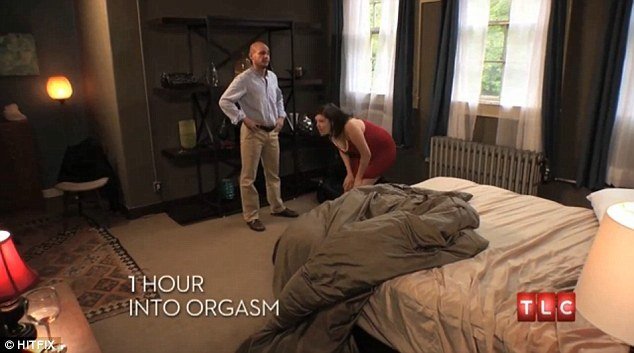 První hodina orgasmu: Liz skáče nahoru a dolů, aby ztišila orgasmus. Eric bezmocně přihlíží.
