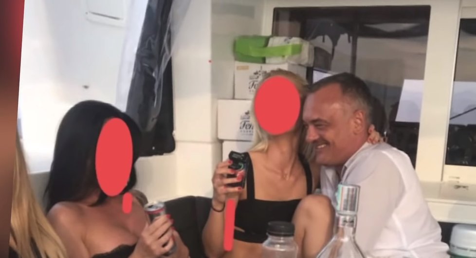 Užíval si s počtem prostitutek a svým přítelem.