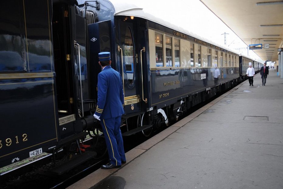 Orient Express si v Praze vybral zanedbané smíchovské nádraží ačkoliv by jeho provozovatelé raději končili na zrekonstruovaném „hlaváku“. Tam se ale vlak se svými 17 vagony nevejde.