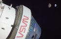 Kosmická loď Orion - v pozadí Měsíc a Země
