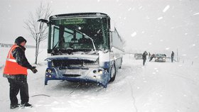 Havárie autobusu na Šimpresku - takovou kalamitu prý řidič autobusu nepamatuje