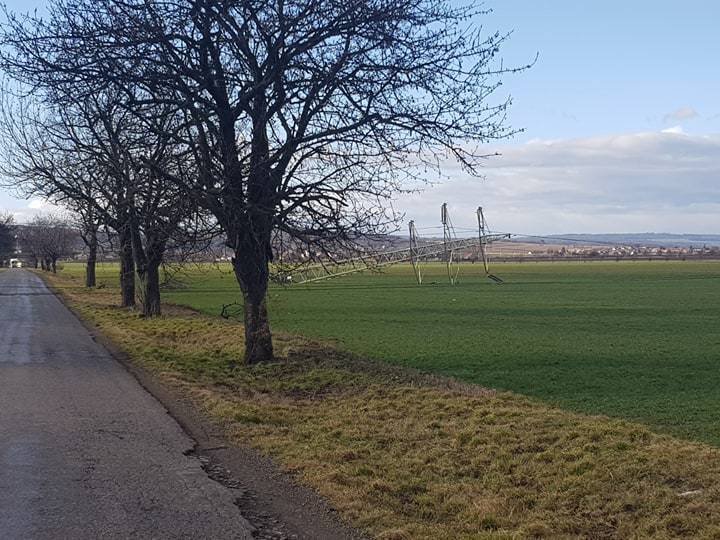 Za obcí došlo k pádu stožáru s vysokým napětím, přímo v obci došlo k pádu několika stromů do zahrad a na dráty el. vedení.