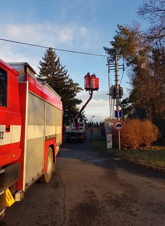 Za obcí došlo k pádu stožáru s vysokým napětím, přímo v obci došlo k pádu několika stromů do zahrad a na dráty el. vedení.