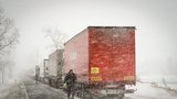 Nad Českem se prohání vichřice rychlostí 300 km/h, silničáře zaskočil sníh 