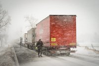 Nad Českem se prohání vichřice rychlostí 300 km/h, silničáře zaskočil sníh