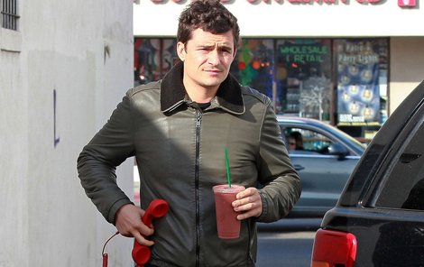 Orlando Bloom nosí utržené sluchátko!