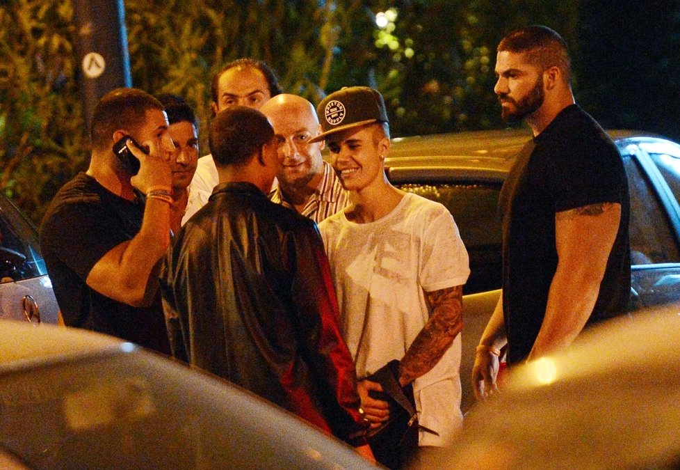 Bieber po vyvedení z restaurace vypadal venku podobně beznadějně jako Jan Bendig, když se porval na kolonádě ve Varech