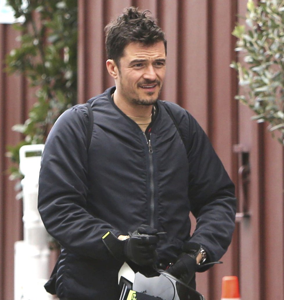 Orlando Bloom ochránce zvířat moc nepotěší! Svého mazlíčka &#34;přidusil&#34; na motorce v batůžku!