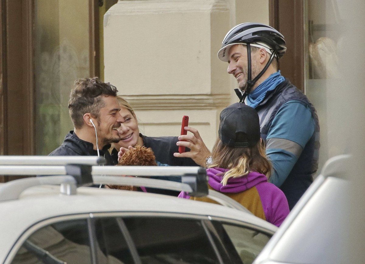 Fady (vpravo) bavil herce a manželku Lucii svým mobilem.