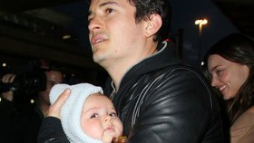 Orlando Bloom si pyšně nesl roztomilého syna