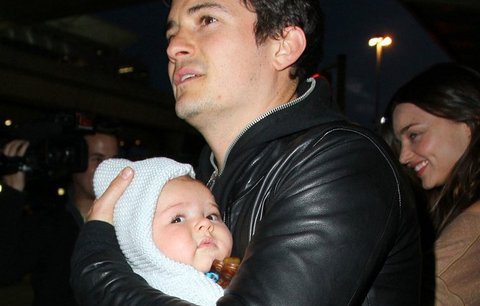 Orlando Bloom si pyšně nesl roztomilého syna