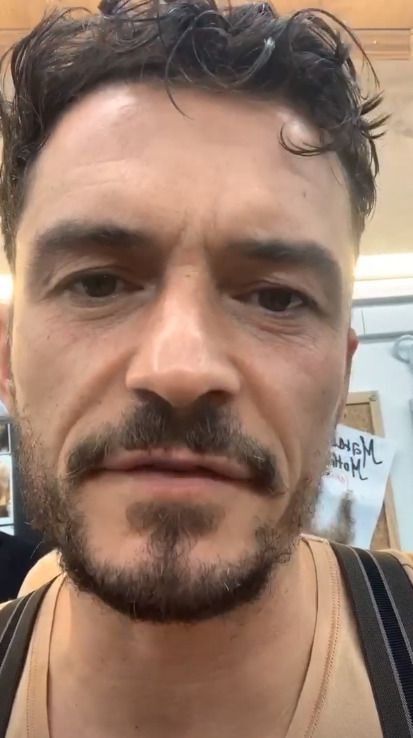 Orlando Bloom se loučí s Prahou a natáčením seriálu Carnival Row.