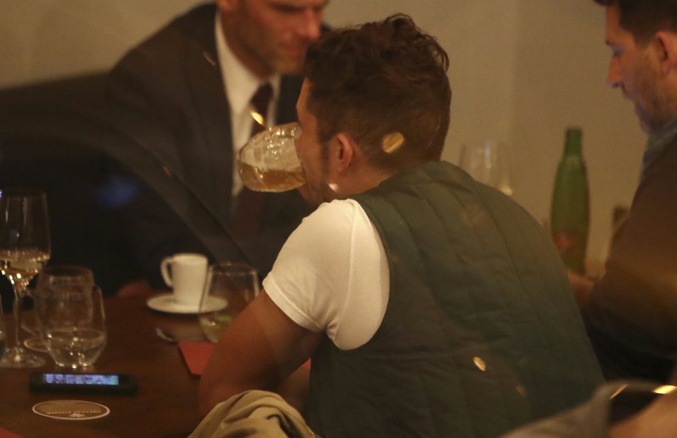 Orlando Bloom si v Praze zašel na pivo.