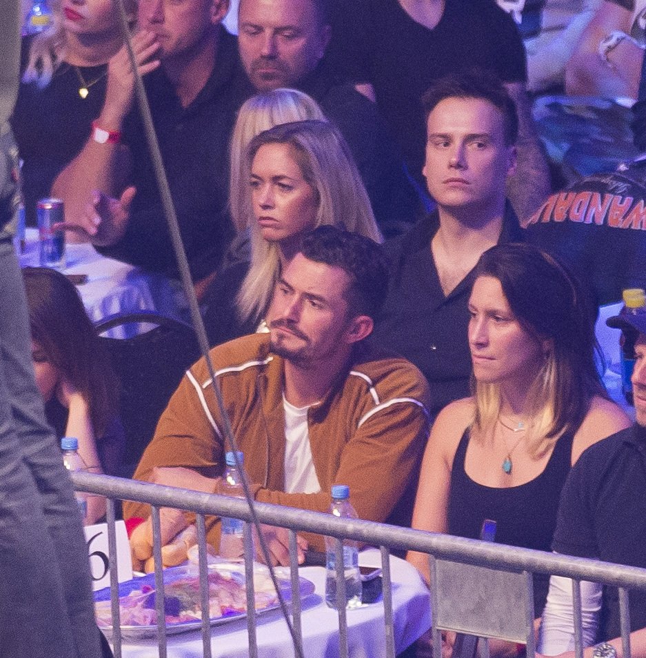 Za jeho zády seděl sporťák Petr Suchoň s přítelkyní tenistkou Klárou Koukalovou.