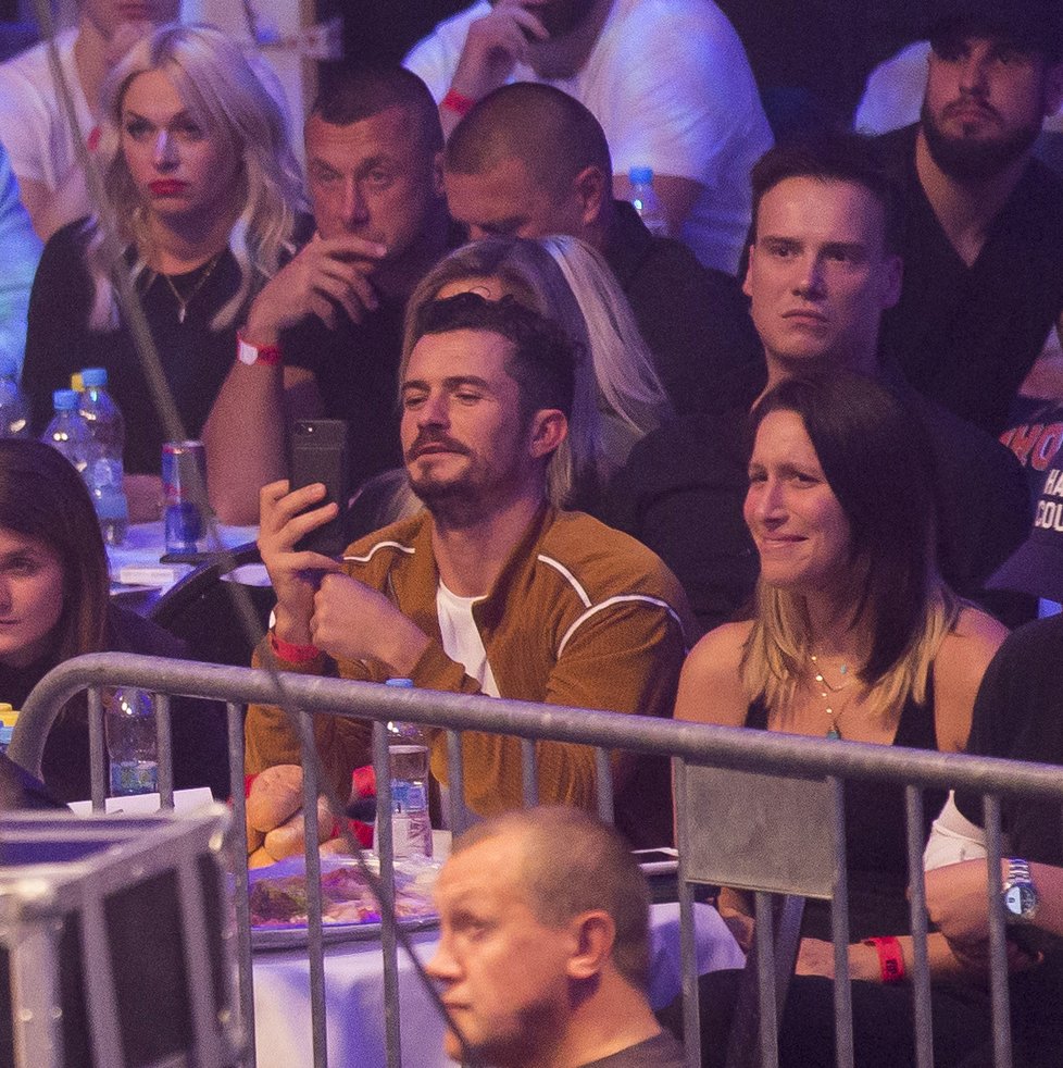 Orlando točí, Řepka debatuje s bývalým útočníkem Sparty Miroslavem Slepičkou, dnes už i bojovníkem v klecích.