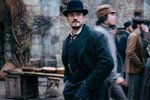 Orlando Bloom během natáčení seriálu Carnival Row, který se točil v Česku