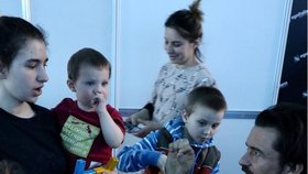 Orlando Bloom se v Moldávii potkal s dětmi a jejich matkami, prchajícími z Ukrajiny.