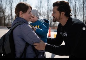 Orlando Bloom se v Moldávii potkal s dětmi a jejich matkami, prchajícími z Ukrajiny.
