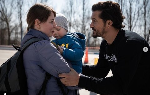 Orlando Bloom v objetí s dětmi na ukrajinské hranici: Mámy je chtějí ochránit před bombami