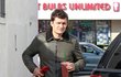 Orlando Bloom nosí utržené sluchátko!