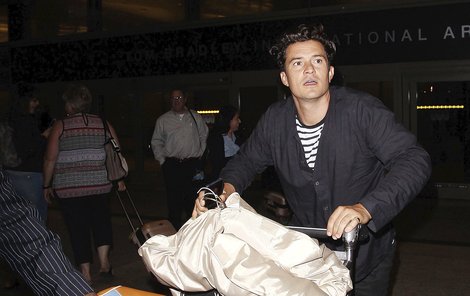Slavný herec se na letišti jen otočil a musel se vrátit do Anglie.