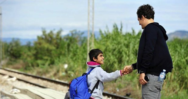 Orlando Bloom s uprchlíky v Makedonii