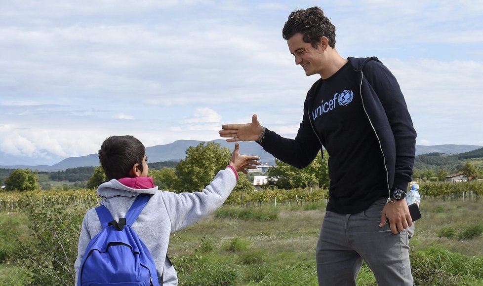 Orlando Bloom si hrál s dětmi uprchlíků.