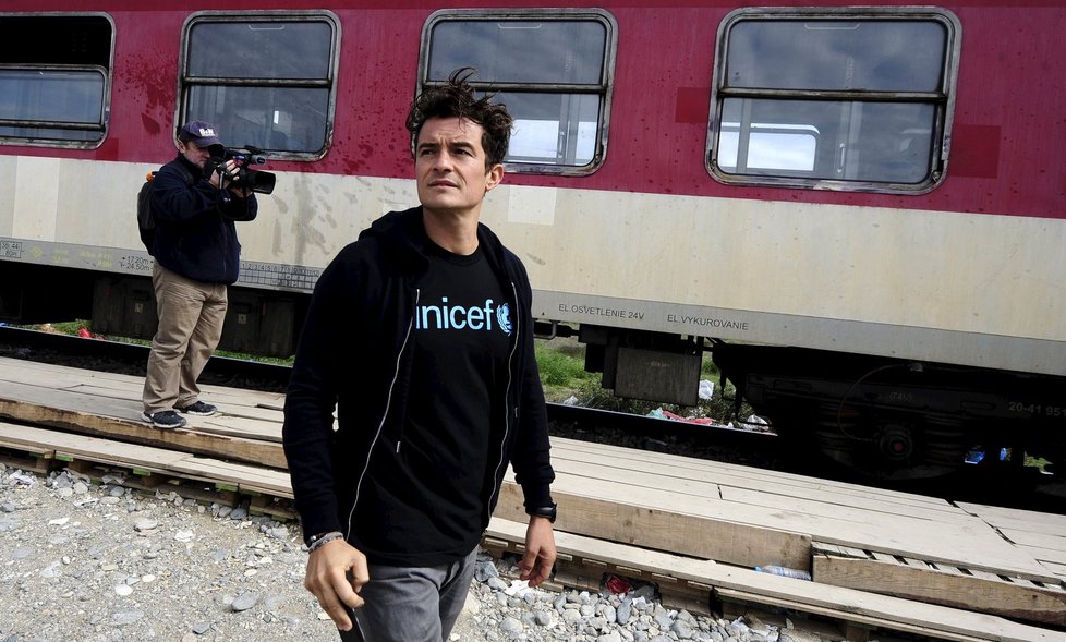 Orlando Bloom navštívil uprchlíky v Makedonii.
