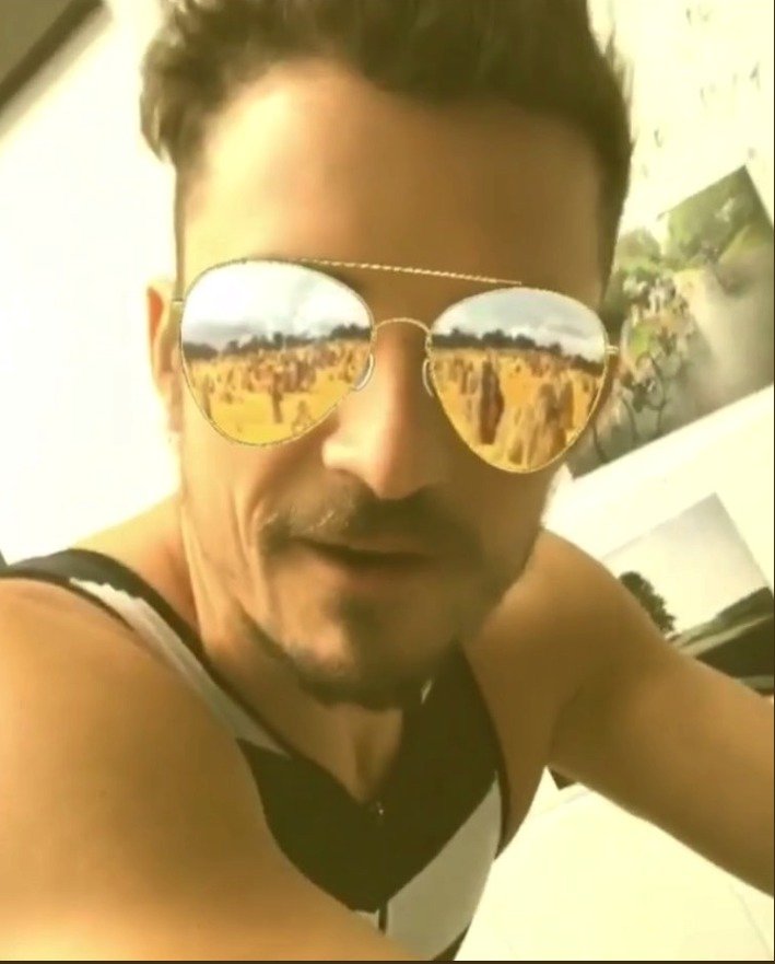 Orlando Bloom si nejspíš nechává v Praze vyrobit kolo na míru.