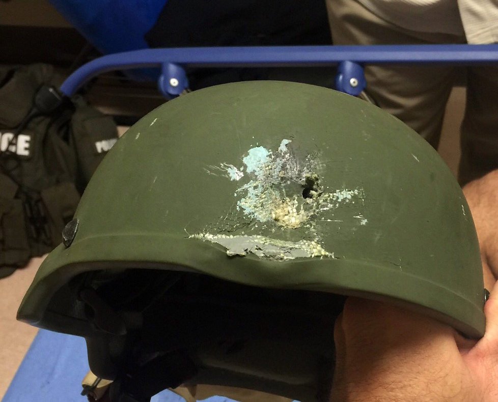 Policejní helma poškozená při zásahu proti Omaru Mateenovi, který v Orlandu zabil 49 lidí. Policie Mateena zastřelila.