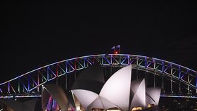 Opera v Sydney – i její okolí se rozzářilo duhovými barvami.