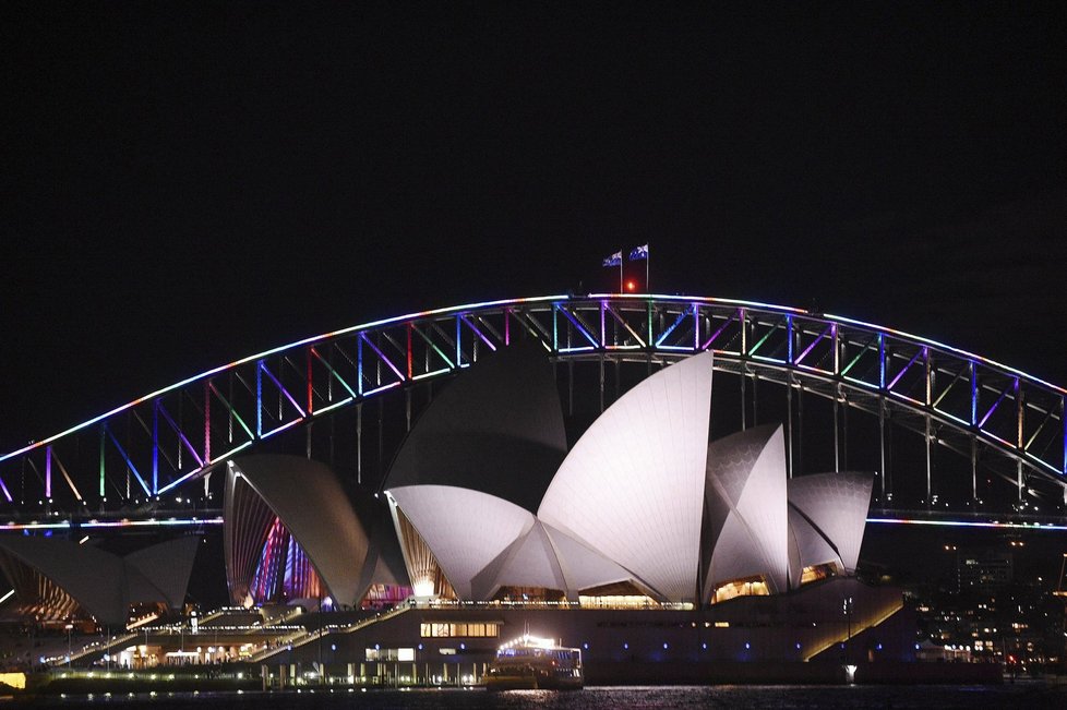 Opera v Sydney - i její okolí se rozzářilo duhovými barvami.