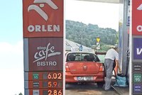 Čeští řidiči natankují výhodněji v Polsku: Rozdíl až 10 korun za litr!