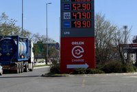 Státní pumpy točí pod stropem, Babiš velí ke zlevnění. Co říkají data hlídačů cen?