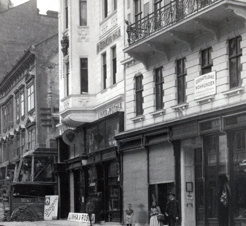 Snímek z roku 1908 zachycuje umístění znaku na nové budově, která vznikla po zboření původní zástavby. Dům stojí dodnes. Orlice byla na ní umístěna ve stejné výšce jako dnes.